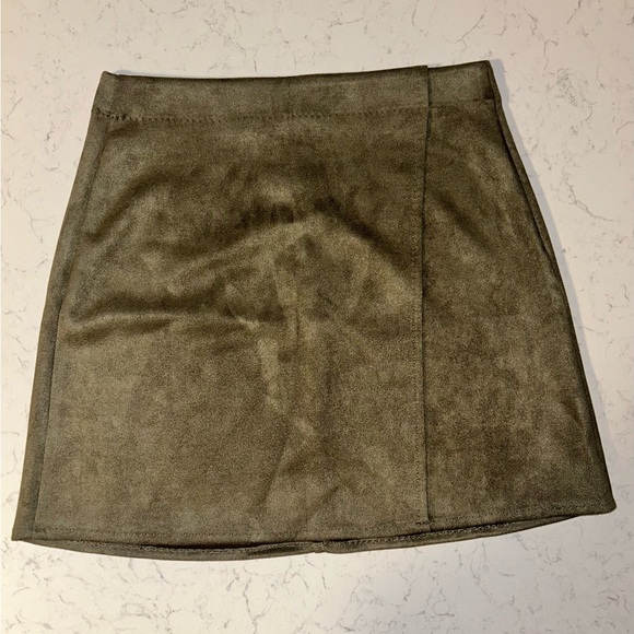 Max Studio London 26”W Faux Suede Wrap Mini Skirt Army Green - Picture 6 of 15